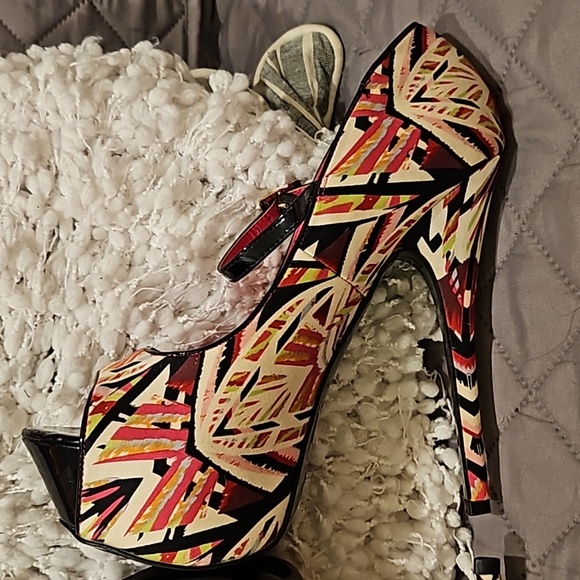 Alba Platform Heels - Picture 13 of 16